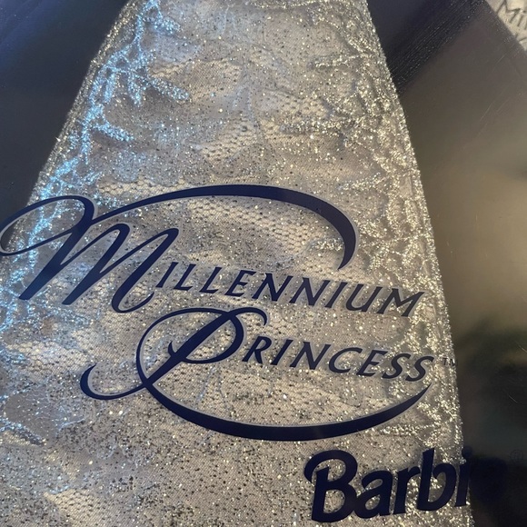 Barbie doll - Picture 3 of 15